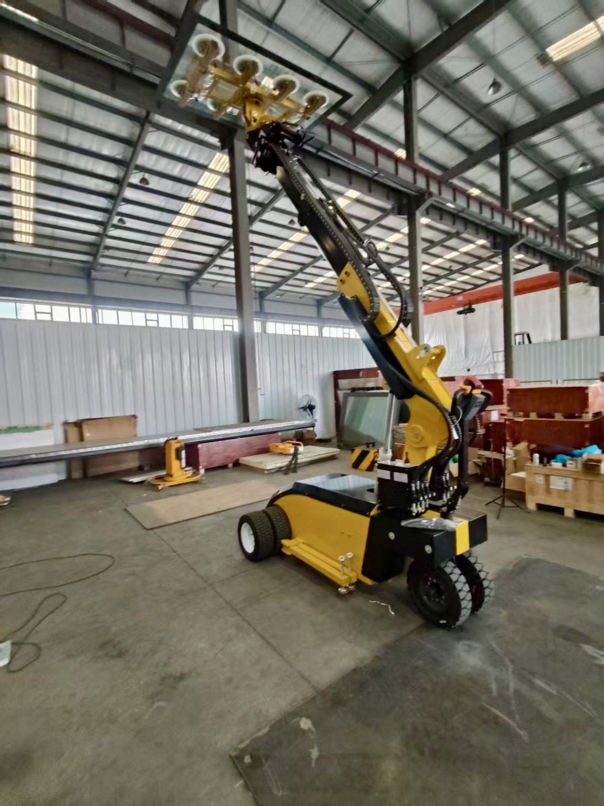 Heavy-duty glass vacuum lifter on jobsite